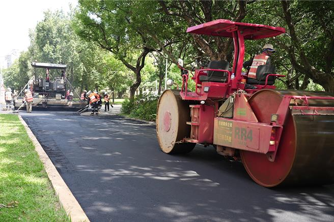 中兴大学校园道路老旧、加上近年污水等管线工程施工，导致中兴西路道路坑坑洞洞、不平整。兴大EMBA校友会募集18名校友捐款翻新，总造价高达千万元，全新平坦道路11日全新亮相。（中兴大学提供／陈淑芬台中传真）