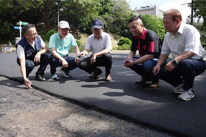 中兴大学校内道路中兴西路老旧不平整，兴大EMBA校友会募集18名校友捐款千万元翻新。兴大校长詹富智（右三）感谢校友对母校建设的支持。（中兴大学提供／陈淑芬台中传真）