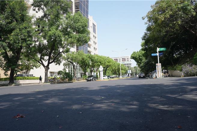 中兴大学校内道路中兴西路老旧不平整，兴大EMBA校友会募集18名校友捐款千万元翻新。兴大校长詹富智（右三）感谢校友对母校建设的支持。（中兴大学提供／陈淑芬台中传真）