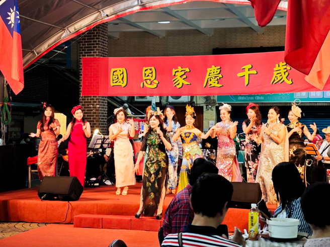 亞洲旗袍協會在群英里重陽晚宴上帶來精彩走秀演出，讓長者們享受一場美學盛筵。(圖/永慶房產集團提供)