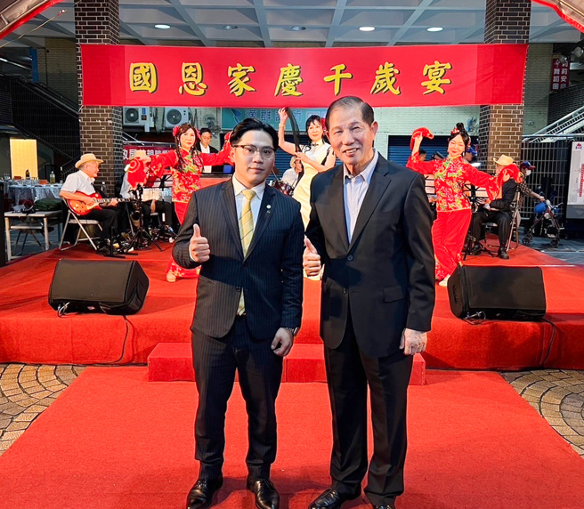 台北市大安區群英里里長石忠勝(圖右)在成功國宅舉行重陽節晚宴，永慶房屋大安區資深店經理周鴻仁(圖左)熱情提供帳篷服務，陪伴千名長者歡慶重陽節。(圖/永慶房產集團提供)