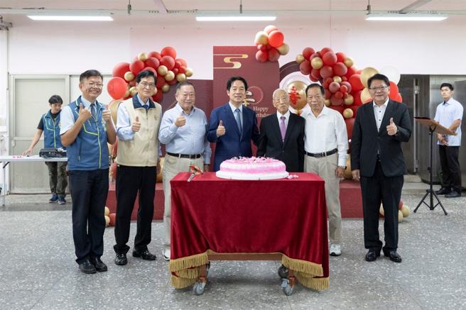 賴總統探望桃園榮家，並向榮民前輩過去保家衛國的貢獻致敬，期許未來做好照顧榮民的各項工作。（總統府提供）