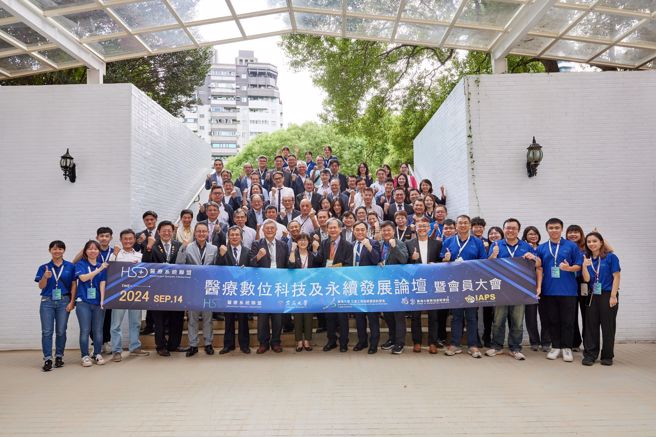 卫福部医事司刘越萍司长及臺中荣民总医院陈适安院长与联盟会员合影留念。(照片/东海大学提供)