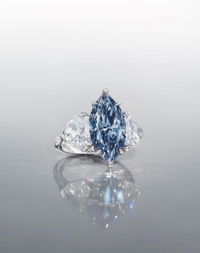 佳士得香港珠宝类秋拍即将在10月29日登场，领拍品是一颗5.02克拉深彩蓝色IF钻石戒指，估价在5500万至8000万港币之间(2亿3000万至 3亿3510万台币）。（Christie’s提供）