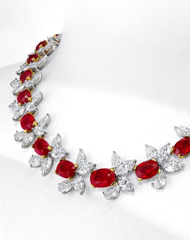 总重62.46克拉的缅甸天然鸽血红宝石项炼，估价为4000万至6000万港币(1亿6750万至 2亿5130万台币）。（Christie’s提供）
