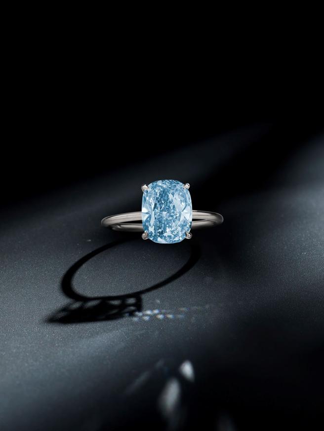 3.24克拉艷彩蓝色钻石戒指，估价在410万至510万瑞郎（约1亿5560万至1亿9500万台币)。（Phillips提供）