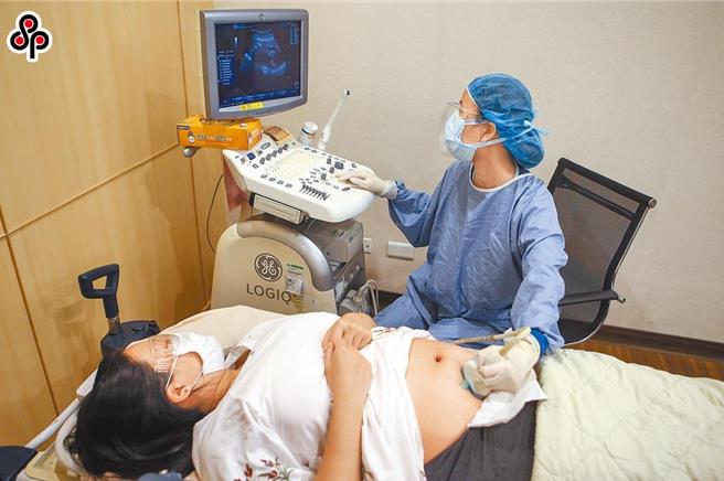 图为孕妇做超音波检查。（本报资料照片）