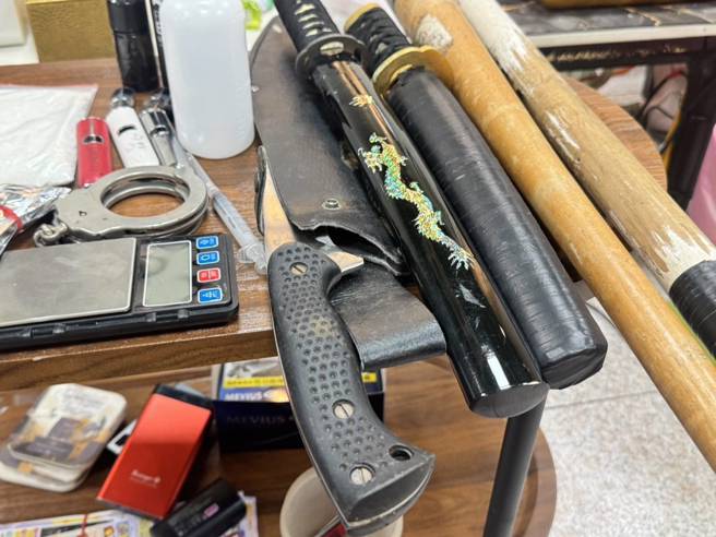 現場還發現摻毒工具和防身武器，顯示陳男已經全面武裝，對警方防備甚嚴。（圖警方提供／簡銘柱翻攝）