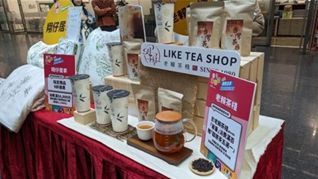 台中市經發局11日舉辦「優惠店家萬間齊發」記者會，宣告結合超過1萬家業者，購物節活動期間推出食衣住行育樂購等各方面的優惠。（台中市府提供）