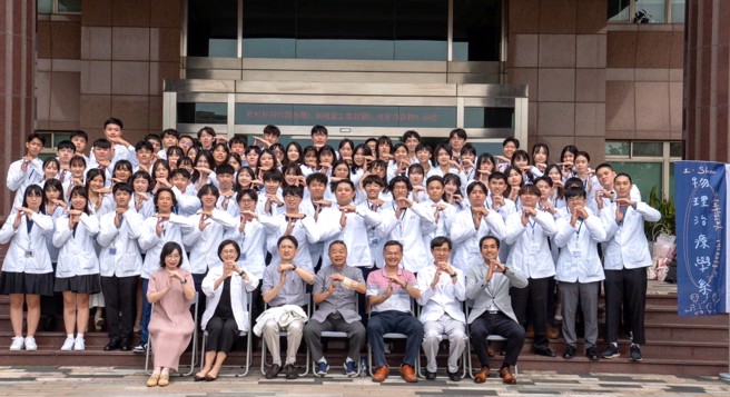 國考榜首在義大! 物治系應屆畢業生今年考取國考狀元及探花，總共有27位學生通過考試，通過率超越全國平均錄取率21.41%。(照片/義守大學提供)