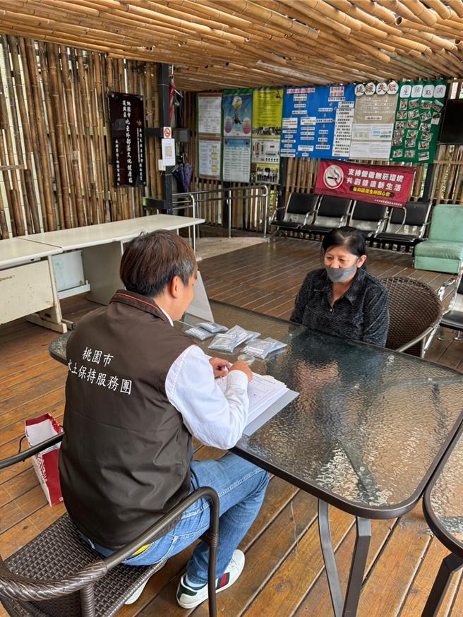 桃園市水務局推行動水保服務車，將水土保持相關專業技師載到文化健康站各站，做水保駐點服務。（水務局提供／廖姮玥桃園傳真）