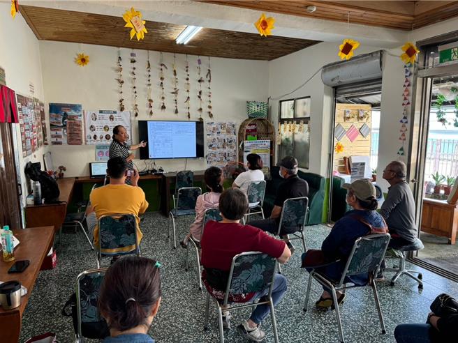 桃園市水務局推行動水保服務車，將水土保持相關專業技師載到文化健康站各站，做水保駐點服務。（水務局提供／廖姮玥桃園傳真）