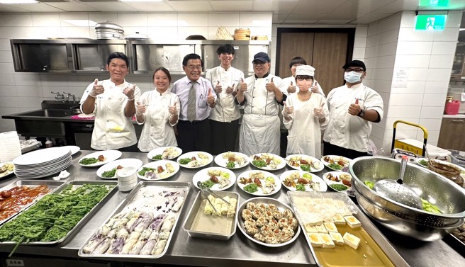 營養系與廚藝系攜手前進佛光山，傳遞素食營養衛教知識和健康素食餐，共同推動大學社會責任實踐基地(USR HUB) 。(照片/義守大學提供)