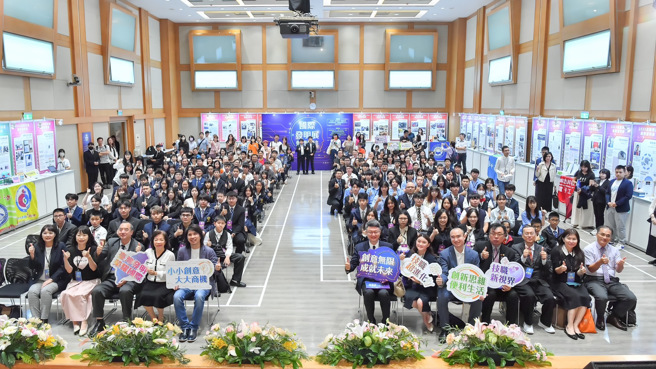 教育部葉丙成次長、技職司楊玉惠司長與得獎學生大合照。(照片/教育部提供)