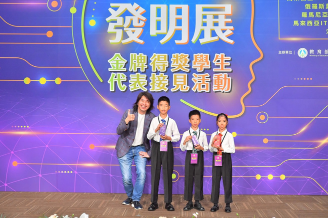 教育部葉丙成次長與得獎學生合影。(照片/教育部提供)