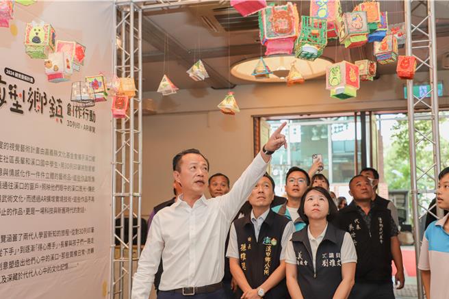 嘉義縣長翁章梁參觀溪口鄉推出3D列印藝術展。（嘉縣府提供／廖素慧嘉縣傳真）