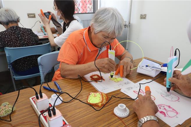 嘉義縣藝術下鄉課程，讓長輩探索新科技與藝術創作結合。（嘉縣府提供／廖素慧嘉縣傳真）