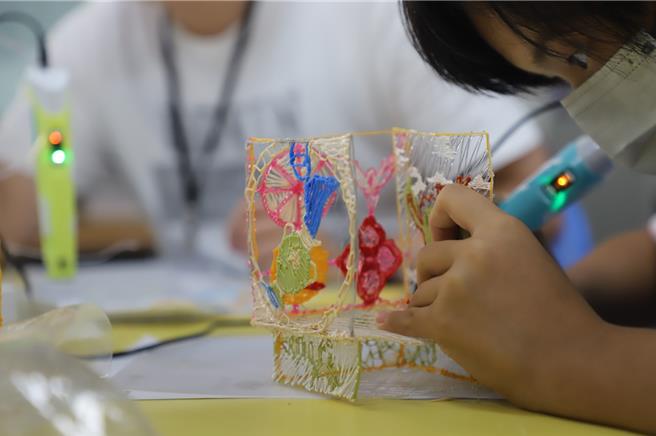 嘉縣溪口鄉學生創作3D竹編藝術。（嘉縣府提供／廖素慧嘉縣傳真）