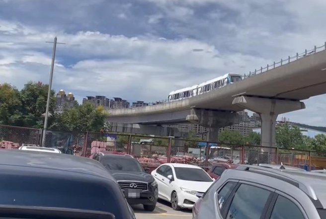 捷運三鶯線正式上線測試，民眾也相當期待。（江怡臻提供）