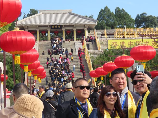 甲辰年重陽民祭軒轅黃帝活動，11日在大陸陝西省延安市黃陵縣黃帝陵軒轅廣場舉行，參訪民眾在黃帝陵前合影留念。（朱紹聖攝）