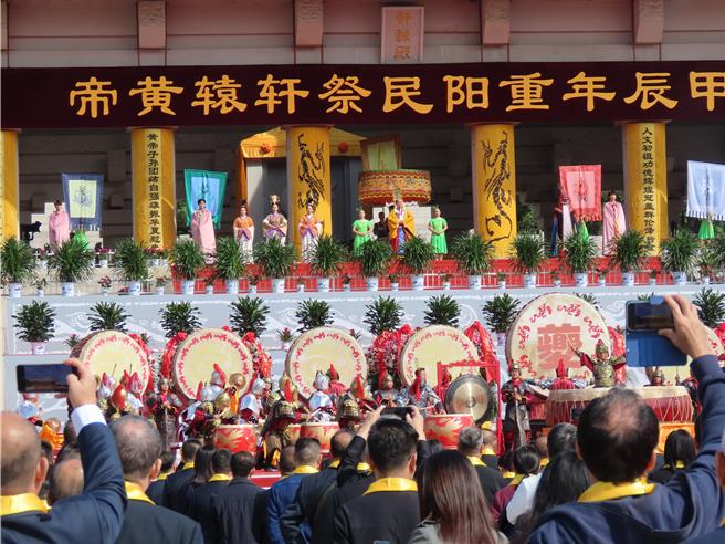 甲辰年重陽民祭軒轅黃帝活動，11日在大陸陝西省延安市黃陵縣軒轅廣場舉行，儀程最後以樂舞告祭。（朱紹聖攝）