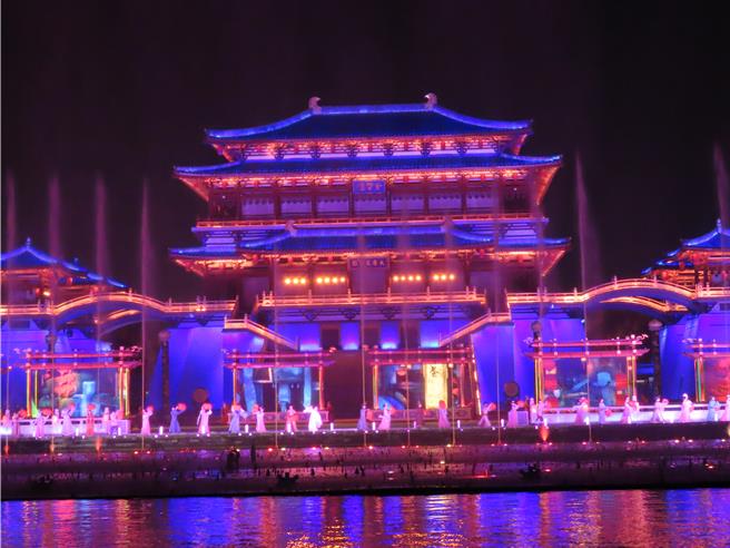 「大唐芙蓉園」是仿造唐代皇家園林式樣打造的大型文化主題公園，有《大唐追夢》的大型水舞光影秀。（朱紹聖攝）