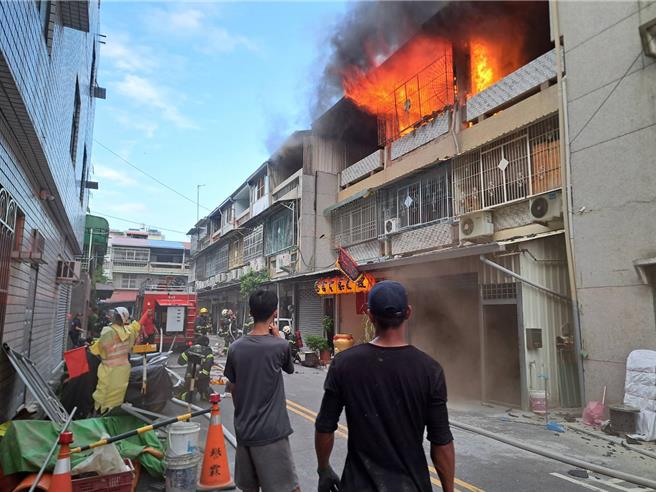 嘉義市永吉二街民宅失火，神明壇也遭火舌。（讀者提供／廖素慧嘉市傳真）