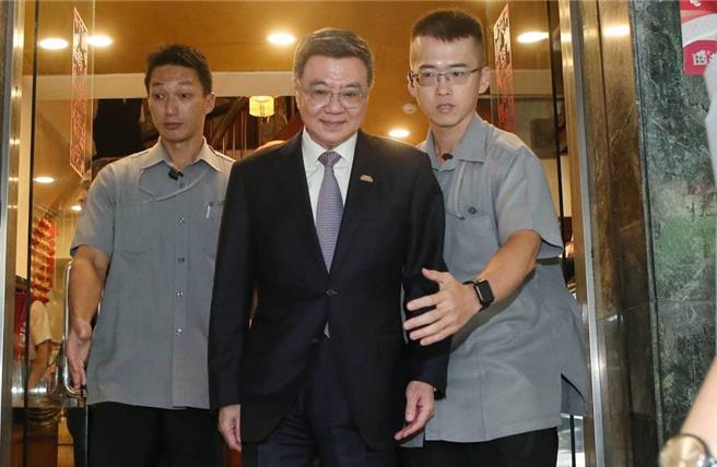 立法院长韩国瑜11日邀请朝野立院党团干部与行政院长卓荣泰在立法院旁的点水楼餐厅吃「和解饭」，协调总预算卡关问题，经一个半小时餐叙后，行政院长卓荣泰（前中）步出餐厅。（赵双杰摄）