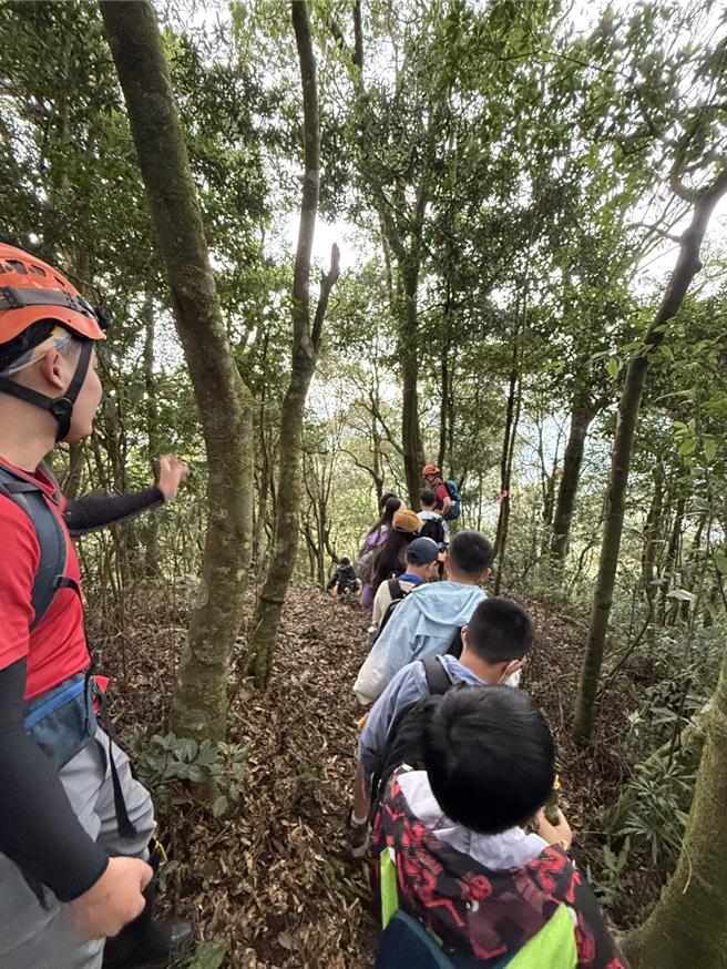 桃園市某國小舉行六年級爬山戶外教學，11日由老師帶領24名學生進行東眼山爬山活動，不料在返程中，因路線不熟，導致判斷失誤而迷失方向，桃園市消防局第四大隊復興分隊獲報後，組救援小組，帶領他們返回正確的路徑，順利下山。（消防局提供／廖姮玥桃園傳真）