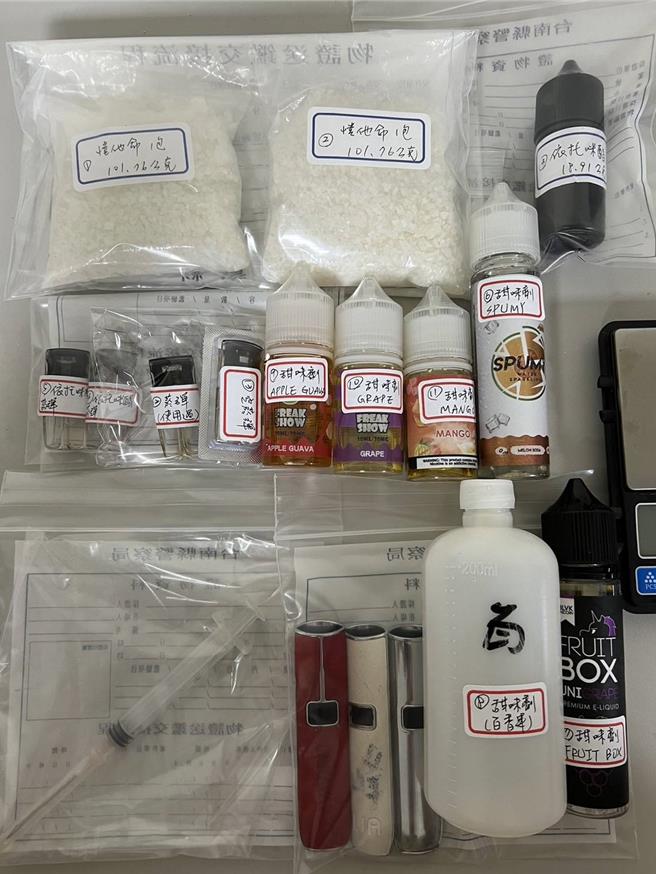 警方在陳男的借貸公司查獲愷他命、新興毒品依托咪酯菸油、喪屍菸彈等各式毒品。(民眾提供／曹婷婷台南傳真)