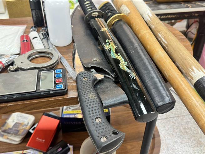 陳男的借貸公司起獲各式防身用棍棒刀械。(民眾提供／曹婷婷台南傳真)