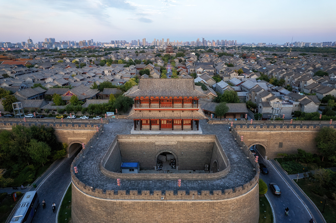 瓮城修建于城门内外，大多为半圆形的护门小城，方形则较少见，形状宛如「瓮」一样。（示意图：Shutterstock／达志）