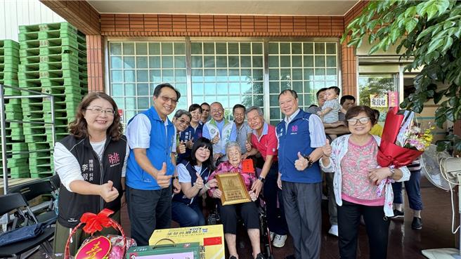 为推广敬老爱老精神，增强社区对高龄长者的关怀，桃园市大园区公所11日，前往探访3位百岁人瑞，并送上总统、市长、区公所百岁贺礼，向歷经岁月洗礼的百岁人瑞们表达最崇高的敬意。（大园区公所提供／廖姮玥桃园传真）