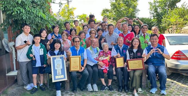 为推广敬老爱老精神，增强社区对高龄长者的关怀，桃园市大园区公所11日，前往探访3位百岁人瑞，并送上总统、市长、区公所百岁贺礼，向歷经岁月洗礼的百岁人瑞们表达最崇高的敬意。（大园区公所提供／廖姮玥桃园传真）