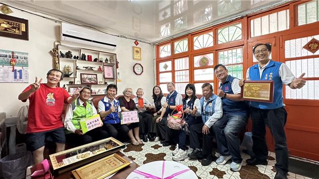 桃园市大园区1位，马爷爷秀出大园乡时期松柏会会员证，分享这是自己70多岁的样子，他说，自己当了30几年的兵，金门、澎湖都去了2次，在金门时参加过823炮战，身体健康，到现在都来能看报纸。（大园区公所提供／廖姮玥桃园传真）