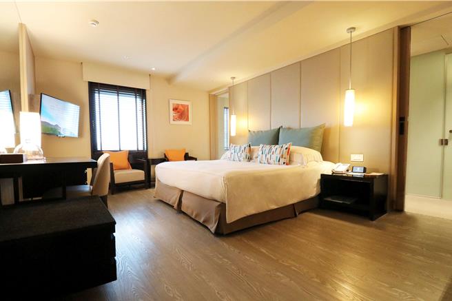 「一泊一食住宿券」原价18，480元，线上旅展优惠价8800元，折扣直接下杀48折，业者加码祭出买5张送1张的好康。(大地酒店提供)