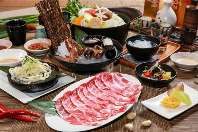 「一泊二食住宿券」旅展特价11，800元，相当于52折优惠，可弹性选择「月儿弯弯」涮涮锅或「喜欢西餐厅」的午餐或晚餐2客，每客套餐售价1880元加1成。(大地酒店提供)
