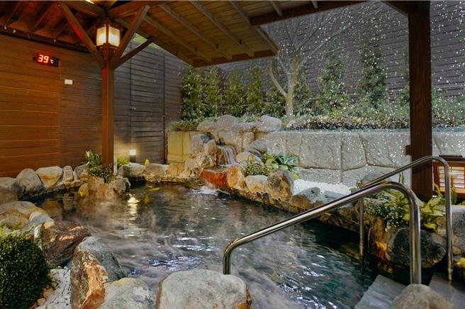 「大地汤氛套券」1套7张7560元，每购买1套加赠4至9月平日大眾风吕券1张，相当于每张千元不到便可享受北投高品质的温泉。(大地酒店提供)