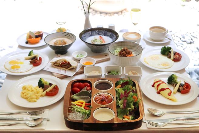 「晨意食足」早餐套券，一套10张再送2张，不分平假日皆可使用，平均1张499元，折扣直接下杀52折。(大地酒店提供)