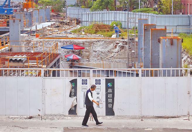 北检日前声请京华城土地扣押获准，图为京华广场施工工地。（本报资料照片）