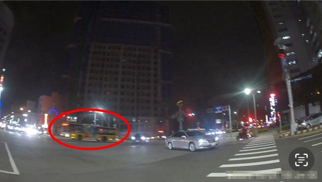 台中巨業客運在9月22日撞死東海女大生，社會譁然，台中市府宣布展開「公車大執法」取締公車違規亂象，豈料，台中警方10月1日在台灣大道與五權路口，目擊1輛巨業客運公車闖紅燈，立刻依法舉發開單。（警方提供／陳淑芬台中傳真）