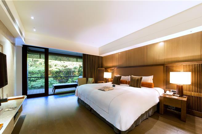 「雅致豪华客房一泊二食券」晚餐可享受2客米其林推荐「雍翠庭」臺式餐厅或「C’est Bon」欧陆餐厅价值3080元加1成的晚间套餐。（北投丽禧温泉酒店提供）