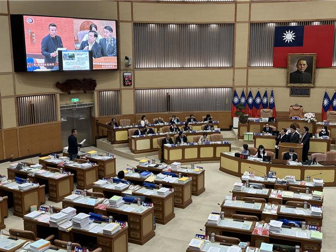 国民党新北市议员陈伟杰11日针对交通问题提出质询，同时关切朱铭美术馆受到山陀儿侵袭后的復原状况。（高钧麟摄）