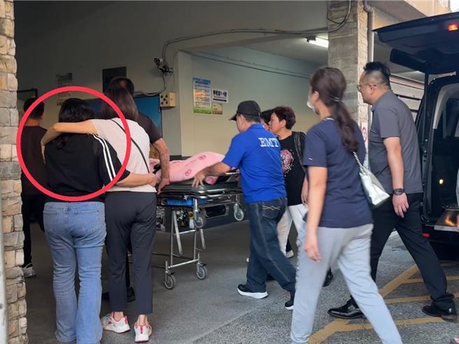 就读逢甲的管姓男大生11日凌晨骑车载就读联合大学的张姓男大生返校途中，自撞路边电线杆，双双身亡。管男遗体下午抵达台中崇德殡仪馆，管母痛哭不止。（潘虹恩摄）