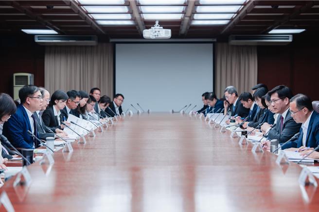 外交部与环境部将携手成立「跨部会工作小组」，推动与友邦的碳权合作计画。（取自林佳龙脸书）