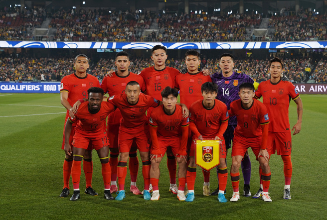 《央视》不转播大陆国足重大比赛的冷落态度，其原因绝不是一句「成绩不好」那么简单。图为大陆国足客场对澳大利亚。（图／新华社）