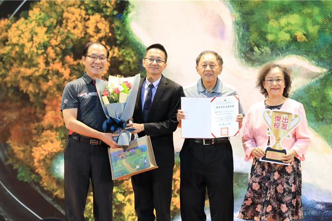 國立東華附小今天75周年校慶，疾管署副署長羅一鈞（左2）獲頒傑出校友。（東華附小提供）