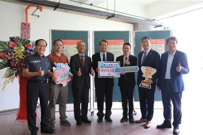 國立東華附小今天75周年校慶，疾管署副署長羅一鈞等人獲頒傑出校友。（東華附小提供）