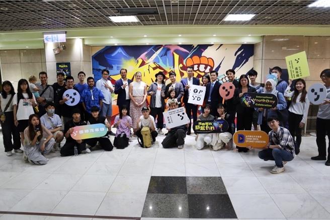 为鼓励青年积极参与国际事务，拓展全球视野，台北市政府青年局推出「促进青年国际发展补助计画」，针对青年参与海外国际性公共展演、公开竞技或大型会议等国际活动，提供每案最高新台币2万元的补助。（北市青年局提供／丁上程台北传真）