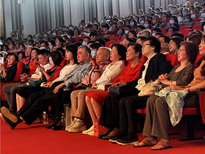 百萬網紅「文平嫂」邀請演藝天后白冰冰舉辦 「真心相伴」敬老感恩演唱會，首場演出11日晚間7點半在台中中興大學惠蓀堂登場，資深廣播人莊文平與太太「文平嫂」與觀眾同樂。（潘虹恩攝）